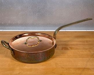 COPPER FRYING PAN  |
With tall bent handle and lid - h. 2.75 x dia. 9.25 in. (pot only)