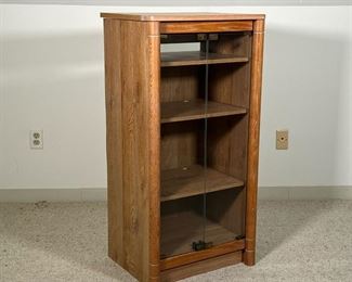 SHELVED WOODEN GLASS DOOR CABINET  |
Two push to open glass door 4 shelved display cabinet and opening top - l. 21.5 x w. 17 x h. 42.75 in.