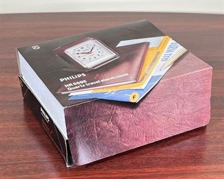 (5pc) PHILIPS TRAVEL ALARM CLOCKS  |
Five HR 5595 quartz travel alarm clocks - l. 8 x w. 7 x h. 3.25 in. (larger box)