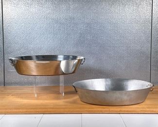 (2pc) CUISINART & OTHER ROASTING PANS  |
Including a heavy stainless steel Cuisinart Pennsylvania Dutch oval roasting pan (3-1/2 qt, 14 x 12.5 in.) and an unmarked oval roasting pan
