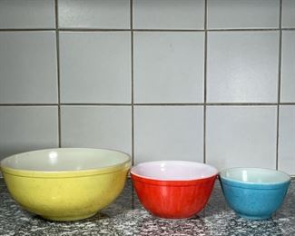 (3pc) PYREX COLOR BOWLS  |
Including a blue (dia. 5-5:8 in.), a red, and a yellow bowl - h. 4.5 x dia. 10.25 in. (largest)
