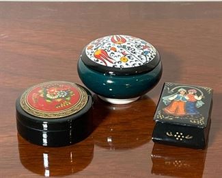 (3pc) RUSSIAN BOXES  |
Including a handmade porcelain litter box, and two lacquered litter boxes, one signed on the bottom - dia. 2.75 in. (largest)
