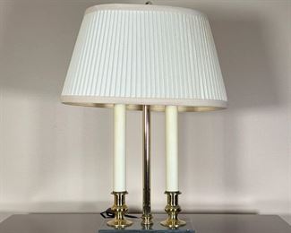 MARBLE & BRASS TABLE LAMP  |
Buillote lamp style, with two faux candlesticks centering a brass column on a dark green marble base - l. 12.5 x h. 17 in. (overall with shade)