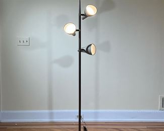 RETRO METAL TREE LIGHT  |
Having three articulating lights with twist switches on a brown metal post cast-iron base weight - h. 65 x dia. 11 in.