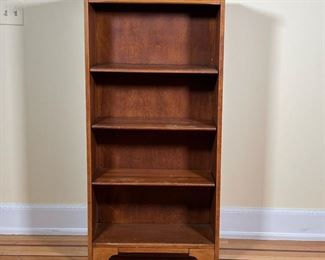 WOODEN SHELF  |
Small wooden shelf with 3 peg adjustable shelves - l. 24 x w. 11 x h. 48 in.
