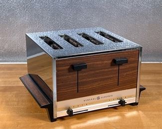 GE TOASTER  |
Vintage General Electric toaster with stainless steel and faux wood paneling, four slice pop up toaster
- l. 9 x h. 6.5 in.
