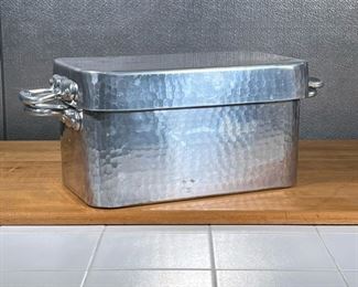 FRENCH SERVING BUCKET  |
Hammered metal ice bucket (seafood serving bucket or party tub), without insert, made in France - l. 15 x w. 9 x h. 8.25 in. (excl. handles) lid can be used as a separate tray as well!