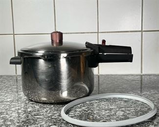 CUISINART PRESSURE COOKER  |
Stainless steel pressure cooking pot for stove top used, with an extra rubber seal (unsure if exact fit) - h. 6 x dia. 9.5 in. (pot only)
