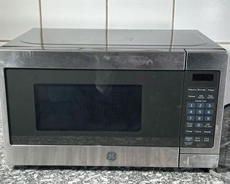 GE MICROWAVE  |
Stainless steel General Electric microwave, 700 watts - l. 17 x w. 13 x h. 10 in.