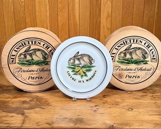 (12pc) LARGE ASSIETTES CHASSE  |
Two boxes of Porcelaine d'Auteuil Paris, each containing six large "Assiettes Chasse" [Hunting Plates] (dia. 9.5 in.)
- h. 4 x dia. 10.25 in. (each box)