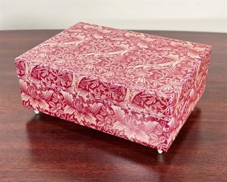 MUSIC BOX  |
Small box that plays music upon opening playing Waltz of the Flowers, signed Musical Memories - l. 7.25 x w. 5.25 x h. 3 in.
