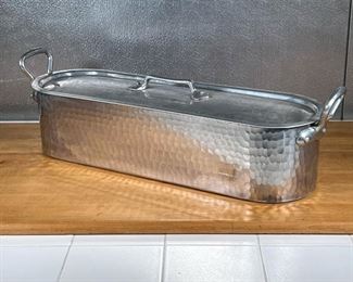 HAMMERED SERVING BUCKET  |
Hammered steel ice or seafood serving bucket with slotted bottom insert, made in France - l. 24.5 x w. 8.25 x h. 5.75 in. (excl. handles)
