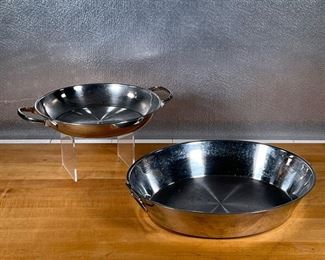 (2pc) ROASTING PANS  |
Including a Cuisinart Pennsylvania Dutch oval roasting pan (3-1/2 qt) and an unmarked stainless steel double handled pan (dia. 10.5 in.) - l. 14.75 x w. 13 in. (largest)