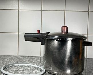 CUISINART STOVE TOP PRESSURE COOKER  |
Stainless steel 8 inch tall 9.5 inch pot, with extra rubber seal (unsure if exact fit)