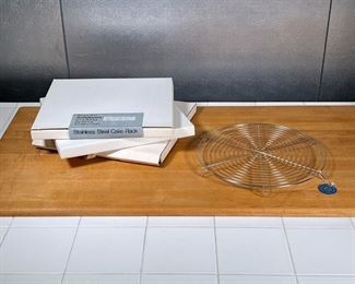 (3pc) CUISINART CAKE RACKS  |
Round stainless steel cake racks, in original boxes - dia. 13 in.
