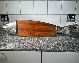 FISH SERVING PLATTER  |
Long serving platter with fish head design on one end, and a fish tail design on the other - l. 35 x w. 7 3/4 in.
