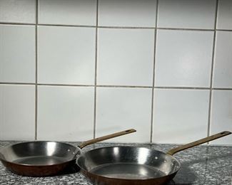 (2pc) BRASS HANDLED FRYING PANS  |
Heavy! Brass handles, copper exteriors, stainless steel interiors, no apparent markings - l. 19.75 x dia. 10.5 in. (largest)
