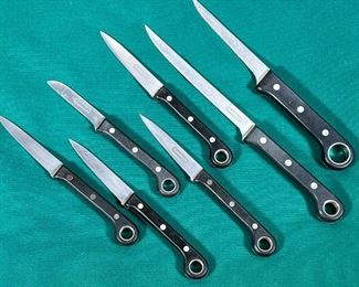 (7pc) CUISINART KNIFE SET  |
Black handles with holes for hanging, including a for matching knives, one smaller paring knife, and two long thin blade knives - l. 12.5 in. (longest overall)