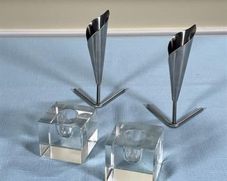 (4pc) MODERN TABLE ITEMS  |
Including a pair of Danish bud vases (h. 4 3/4 in.), and a pair of glass candlestick holders (l. 2 x w. 2 x h. 2 in.)