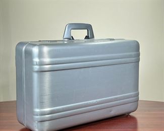 SILVER LOCK BRIEFCASE  |
Halliburton lock briefcase - l. 20.5 x w. 13 x h. 7.25 in.