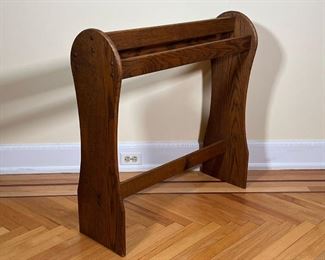 OAK BLANKET RACK  |
Shaped wood blanket stand - l. 33.5 x w. 11 x h. 33.75 in.