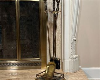 FIREPLACE TOOLS  |
Three fireplace tools on a matching stand, of heavy polished / brushed metal - h. 30.5 in.