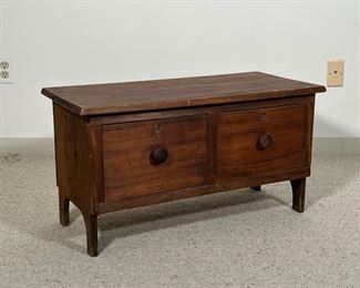 COBBLERS BENCH  |
Low bench with two locking drawers, no key - l. 31.5 x w. 14.5 x h. 16.75 in.