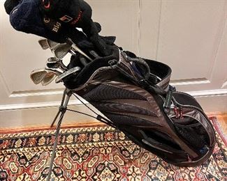 Set of golf clubs and accessories 