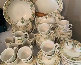 Vintage daisy dishes 