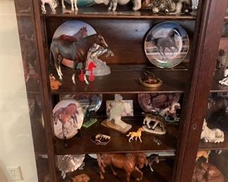 Horse plates and other figurines 