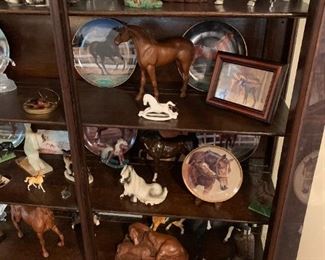 Horse plates and other figurines 