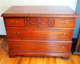 Roos Sweetheart Cedar Chest With Single Drawer, 30.75" x 40.25" x 19"