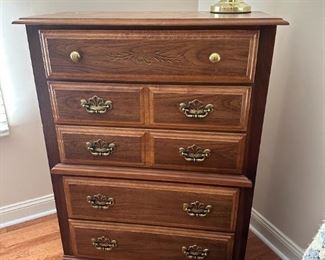 Nice sturdy dresser that matches full bed