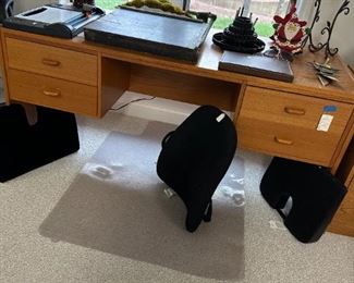 Nice desk and there is a wood two drawer file cabinet