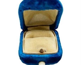 Lot 088
Antique Blue Velvet Ring Box with Mother Of Pearl Closure
