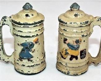 Lot 024
Cast Iron shakers Wilton