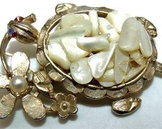 Lot 083
MOP Turtle brooch pin