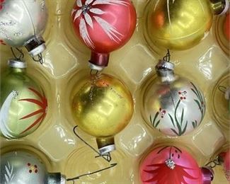 Lot 500
Vintage Holiday Decoration Collection Medium Sized Lot
