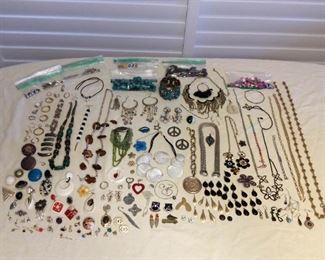 MMT048 Broken & Mis-Matched Costume Jewelry & Beads For Crafting