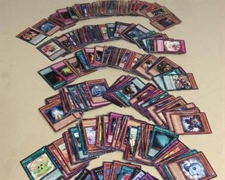 MMT071 Over 500 Yu-Gi-Oh! Trading Cards & Tin