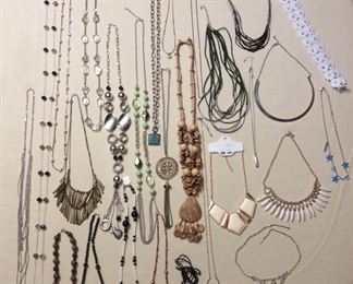 MMT100 Various Costume Jewelry Necklaces 