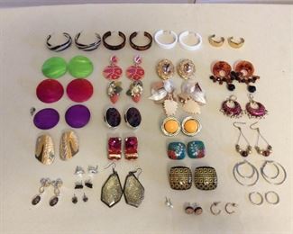 MMT102 Various Vintage Costume Jewelry Earrings 