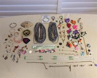MMT104 Beads & Broken & Mis-Matched Costume Jewelry For Crafting 