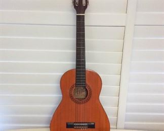 MMT116 Avila Guitar & Extra Guitar Strings