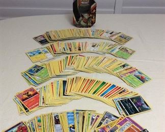MMT149 Over 500 Pokémon Trading Cards & Tin