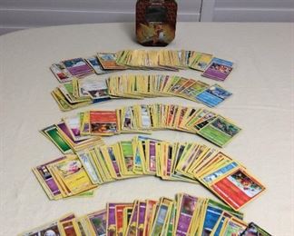 MMT148 Over 500 Pokémon Trading Cards & Tin