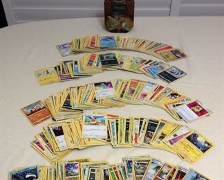 MMT152 Over 500 Pokémon Trading Cards & Tin