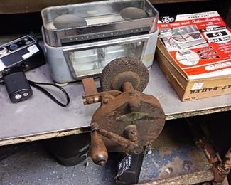 Hand crank grinding wheel