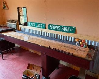 Vintage shuffleboard table in perfect condition 