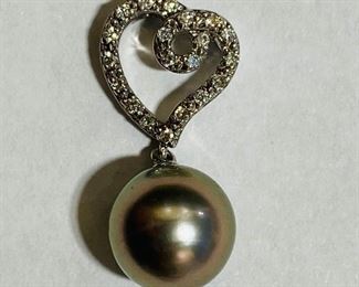 $310 All Real Authentic 14K White Gold 1.8 Grams 0.10 Diamond Black Pearl Pendant Please text or call 7032689529 for inquiries, or visit Tysons Jewelry located at:
8373 Leesburg Pike #12, Vienna Virginia 22182
Robert, the owner of Tysons Jewelry, has over 30+ years working in the jewelry business and has verified the authenticity of this listing.
Robert buys gold and precious metals at 95%. Please use the link: https://tysonsjewelry.net for specific prices.
Inquiries regarding gold, silver, precious metals, coins, watches, diamonds, cars, and collectibles are welcome!
Visit the Tysons Jewelry Facebook store using this link for more pictures:
https://www.facebook.com/marketplace/profile/100029355397784/?ref=share_attachment
